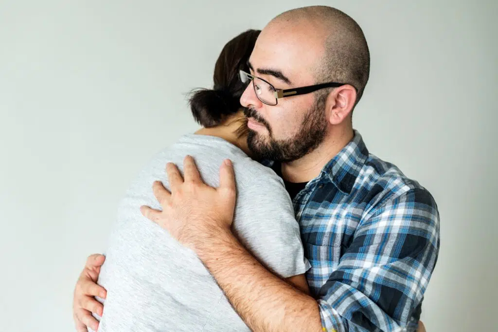 Terapeuta abrazando a paciente emocionada