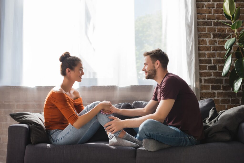 Pareja manteniendo una comunicación asertiva. Cómo aprender a comunicarme mejor: Psicoterapia en Granada.