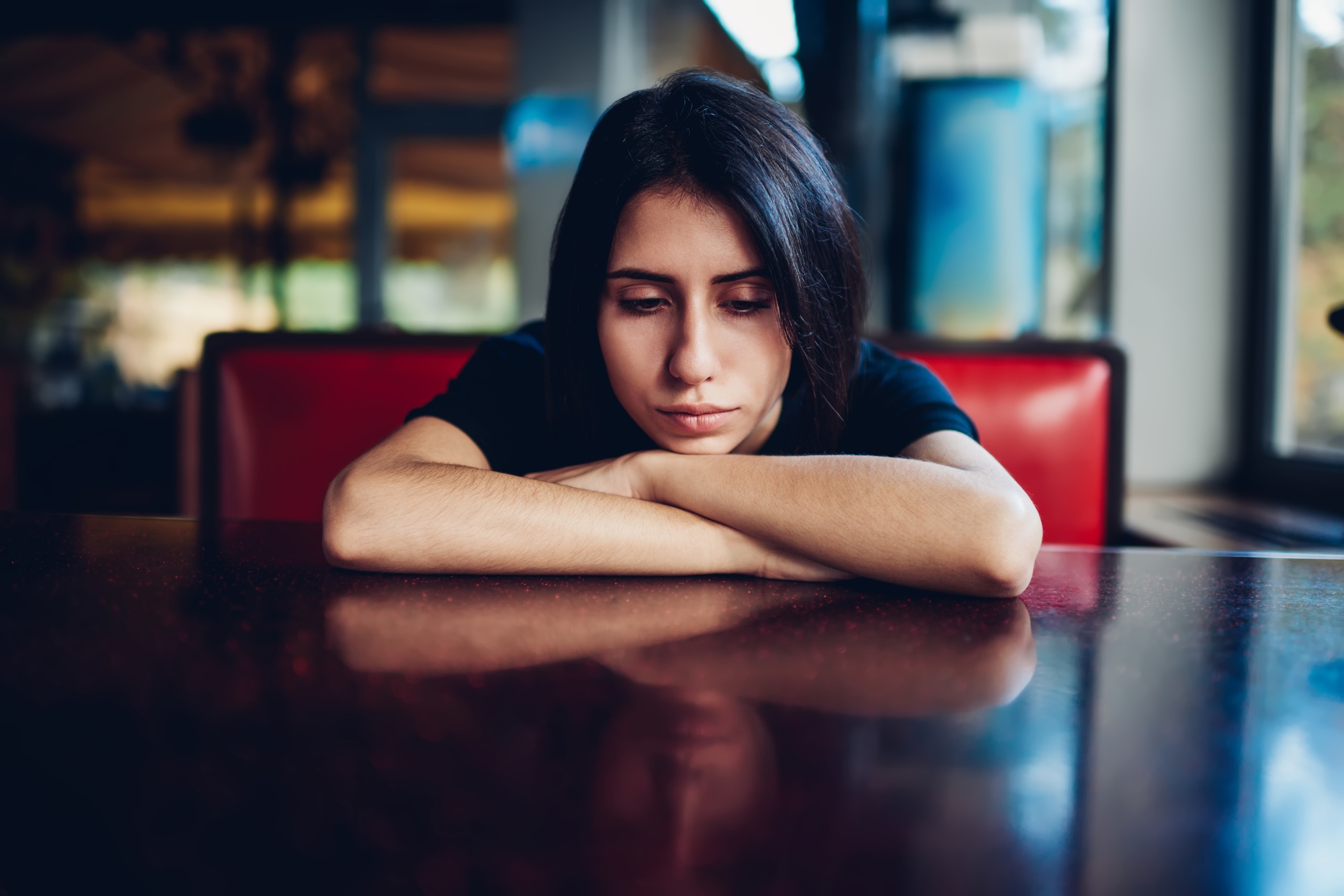 Descubre qué es la anhedonia, cómo afecta a tu vida emocional y cuándo acudir a terapia en Granada. Aprende a identificar sus síntomas y recuperar el placer de vivir.