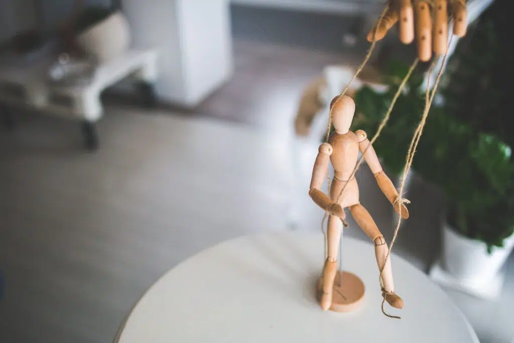 Cómo saber si mi pareja me manipula: terapia en Granada